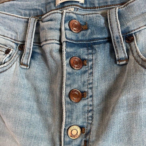 J. Crew 9" High Rise Toothpick Raw Hem Skinny Jean in a Light Wash. Size 30 - Picture 5 of 12